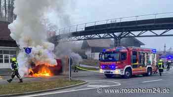 Flammen schlagen aus einem Kleinbus - Löschangriff mitten auf der B304