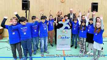 Der Sport-Oskar steht in der Aula der Peiner Wallschule