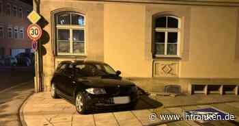 Coburg: "Spektakulärer Verkehrsunfall" - Fahranfänger schleudert gegen Verkehrsschild und kracht gegen Theater