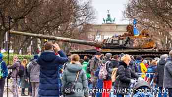 Panzerwrack aus Ukraine steht jetzt vor russischer Botschaft