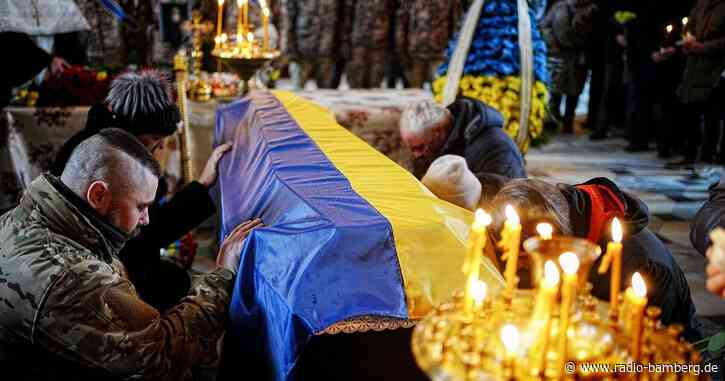 Trauer und Zuversicht in Kiew – Z-Symbole in Moskau