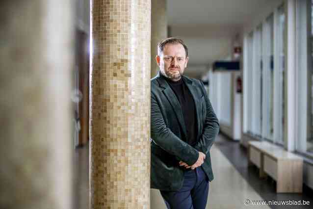 Kantoor van strafpleiter Bart Vosters lanceert true crime-podcast met unieke inkijk in justitie: “Echte stukken, echte dossiers”