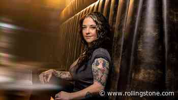 Ashley McBryde’s New Song Reminds Us to Keep a ‘Light On in the Kitchen’