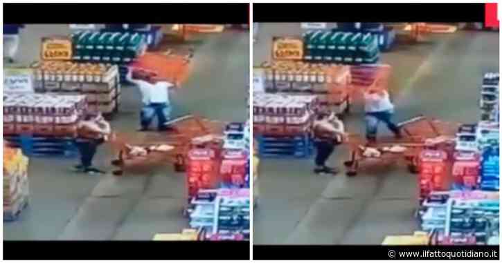 Lite al supermercato, lancia il carrello della spesa addosso ad una donna facendole perdere i sensi. Il video choc