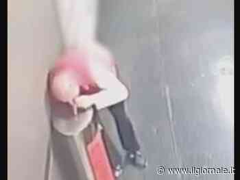 Sniffa coca alla fermata della metro: il video choc