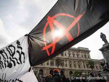 Gli anarchici non si arrendono e insultano: "Assassini"