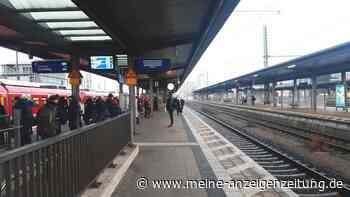 Ausgerechnet am Freitagnachmittag: Kabelschaden legt wichtige Bahnstrecke lahm