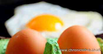 Woman reveals the 'easiest' way to fry eggs without splashing or a spatula