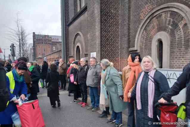 Mensenketting rond Klein Kasteeltje vraagt om humaner asielbeleid