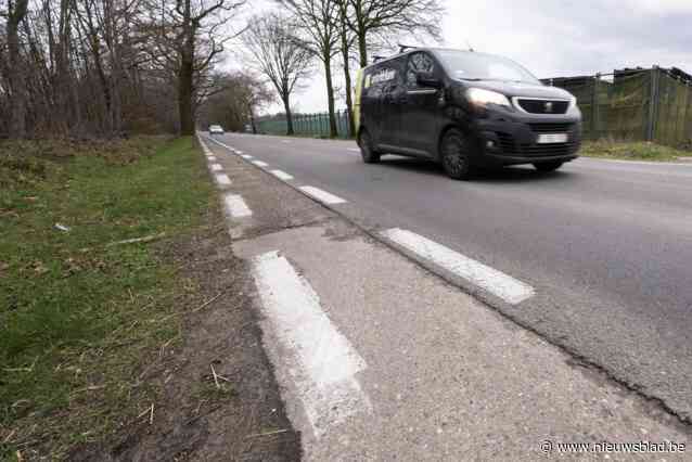 Fietsster komt zwaar ten val op steeds smaller wordend moordstrookje, nieuw fietspad laat al jaren op zich wachten: “Ten koste van zwakke weggebruikers”
