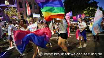 Ein Meer aus Glitzer: Sydney feiert 45. Mardi-Gras-Parade
