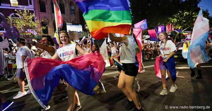 Ein Meer aus Glitzer: Sydney feiert 45. Mardi-Gras-Parade