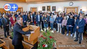 Einbürgerungsfeier im Kieler Rathaus: Oberbürgermeister Kämpfer will Zahl von Einbürgerungen erhöhen