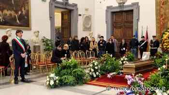 Roma rende omaggio a Maurizio Costanzo: in centinaia per l'ultimo saluto in Campidoglio