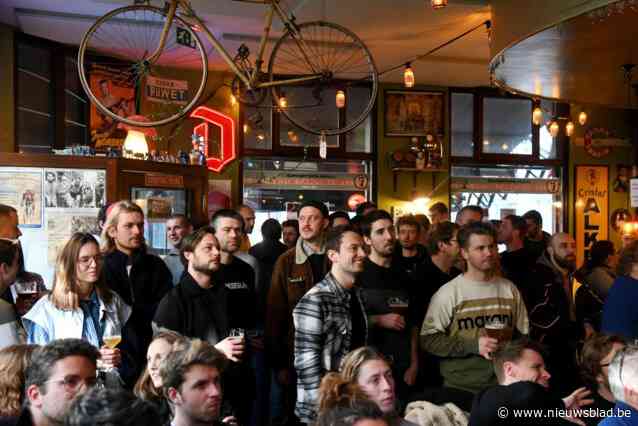 IN BEELD. Antwerpse wielerfans zien Dylan van Baarle Omloop Het Nieuwsblad winnen op groot scherm in café Mombasa