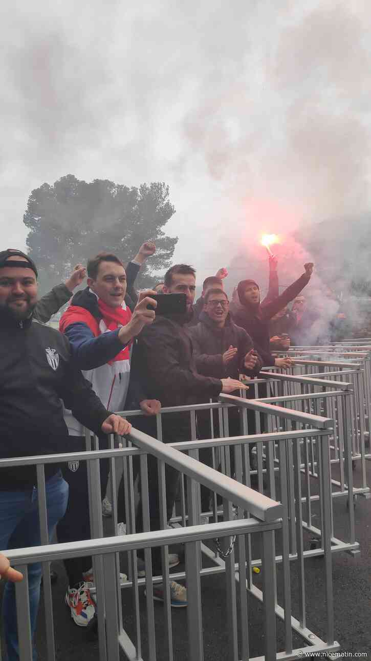 Une centaine de supporters de l’AS Monaco, ce samedi à La Turbie pour encourager ses joueurs, avant le derby de dimanche face à Nice