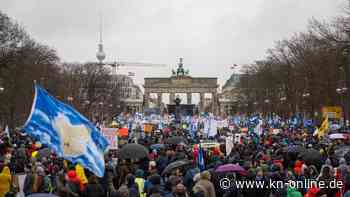 Berlin-Demo von Wagenknecht und Schwarzer: Rechtsextreme und Reichsbürger unter Teilnehmern