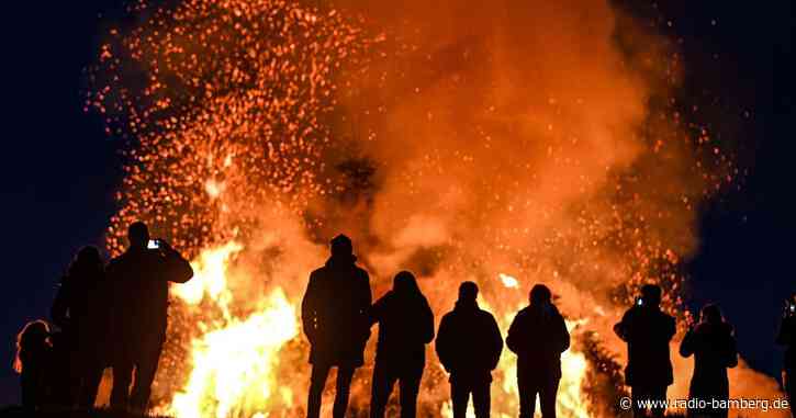 Lodernde Funkenfeuer im Allgäu und in der Bodenseeregion
