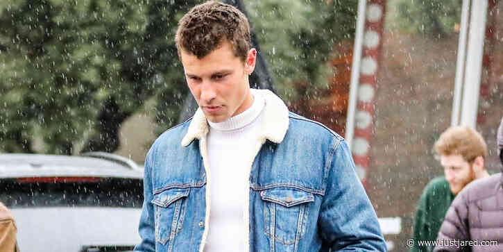 Shawn Mendes Joins His Pals For Some Shopping In The Rain