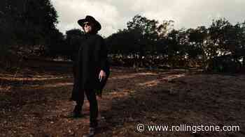 Enrique Bunbury’s Latest Track ‘Invulnerables’ Is Coursing With New Energy