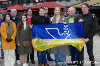 Menschen bekräftigen bei Mahnwache in Höxter Solidarität mit der Ukraine