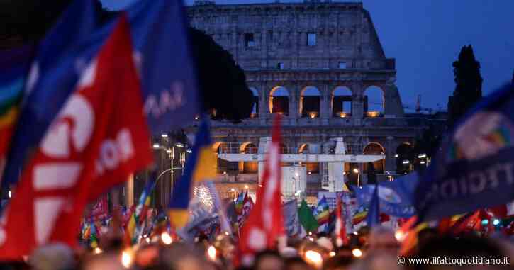 Roma, fiaccolata per la pace: “Subito trattativa per fermare la guerra”. Conte: “Nessuno può dettare le condizioni in modo arrogante”