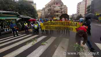"Basta morti sulle strade": strisce pedonali umane dove morì Said per chiedere Roma a 30 km/h