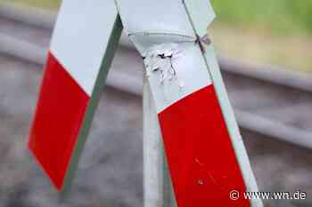 Auto kommt nach Unfall auf Bahngleisen zum Stehen