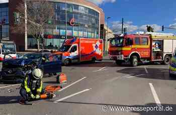 FW-EN: Schwerer Verkehrsunfall zwischen PKW und Rettungswagen