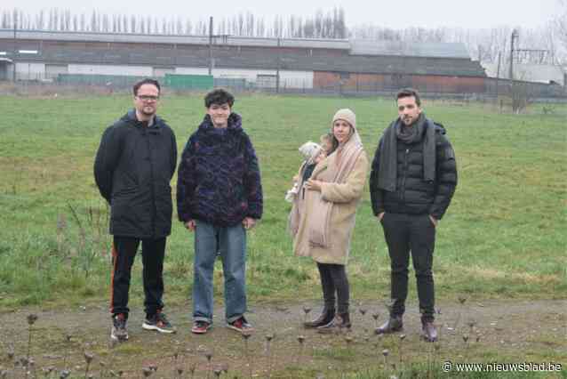 Bouwpromotor wil 102 woningen plaatsen op oude voetbalterreinen, maar buurtbewoners zijn daar niet mee opgezet: “Er is nu al veel wateroverlast”