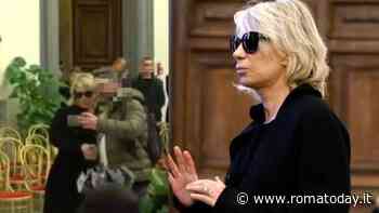 Costanzo: selfie con Maria De Filippi davanti al feretro. Lei non si ritrae, ma è polemica sui social