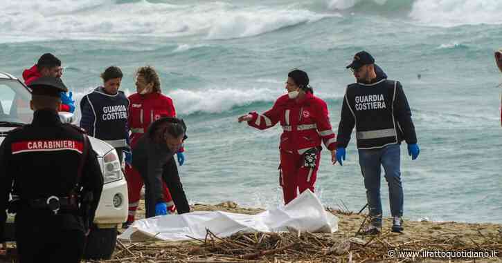 Naufragio Crotone, uno dei medici: “I cadaveri galleggiavano ovunque. Due uomini tenevano in alto un bambino morto”