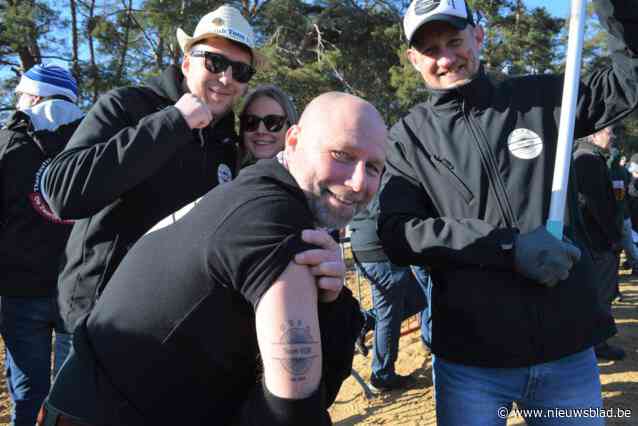 Zo crazy was de cross weer in Oostmalle: supporter thuisrenner Toon Vandebosch laat zelfs tattoo van zijn veldritidool op bovenarm zetten