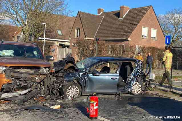 Frontale botsing door laaghangende zon: vier inzittenden naar ziekenhuis overgebracht