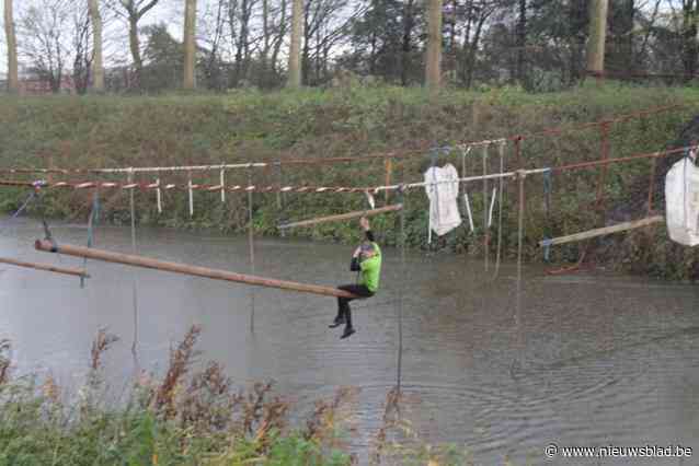 Deelnemers Knokse Ironman fietsen langs Maldegem