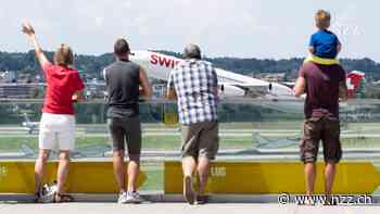 Die Menschen wollen wieder fliegen. Aber weil die Airlines während der Pandemie viele Angestellte entliessen, gibt es weniger Flüge – dafür höhere Preise