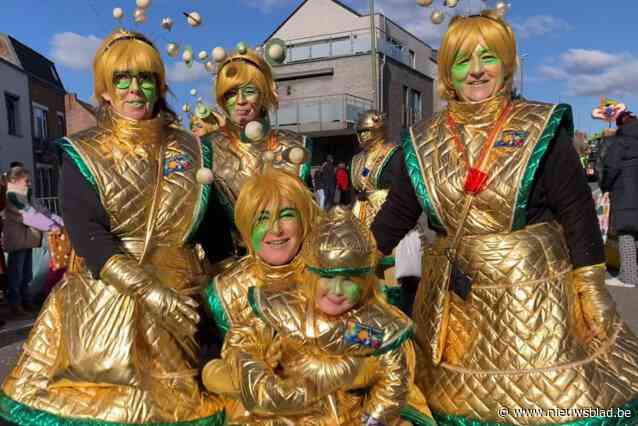 Stoet trekt in omgekeerde richting door As