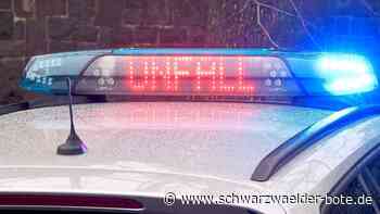 Unfall in Wildberg: Mercedes beschädigt - Fahrer von Traktor mit blauem Anhänger gesucht