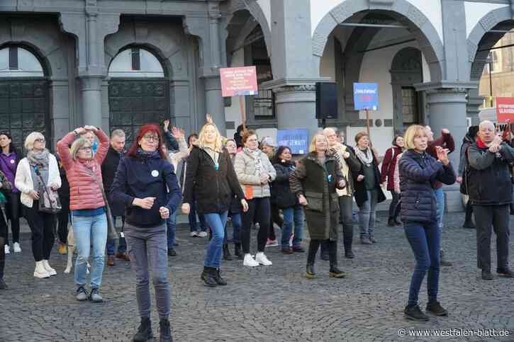 Paderborner Protesttanz als Zeichen gegen Gewalt an Frauen