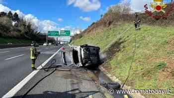 Incidente in autostrada: auto si ribalta e prende fuoco
