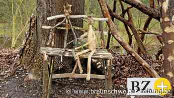 Braunschweiger schnitzt Holzfiguren im Bürgerpark