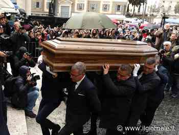 Le lacrime della moglie, la storica sigla, gli amici: l'ultimo addio a Maurizio Costanzo