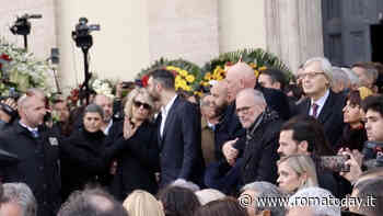 VIDEO | L'ultimo saluto a Maurizio Costanzo: le lacrime di Maria De Filippi e il ricordo degli amici