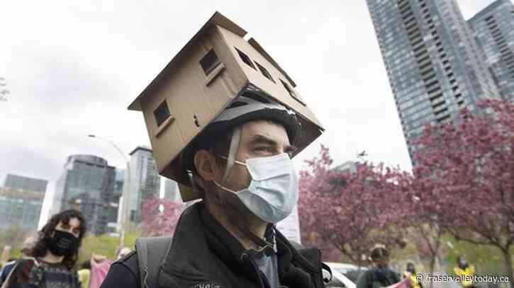 Quebec’s social housing stock is crumbling as repair costs rise, tenant group says