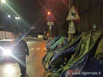 Tende e giacigli in strada: l'accampamento abusivo degli immigrati davanti alla Questura