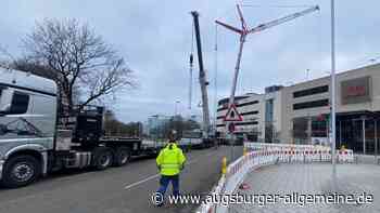 Riesenkran blockiert Zufahrt zum Parkhaus der City-Galerie in Augsburg