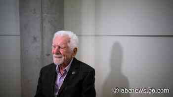 Father of cellphone sees dark side but also hope in new tech