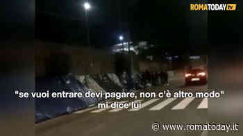 VIDEO | Rifugiati accampati per accedere all’ufficio immigrazione: "Dammi 800 euro e ti faccio entrare"
