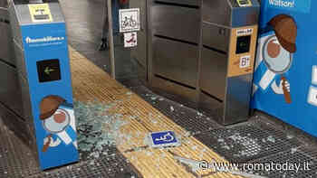 Ubriaco sfonda a calci i tornelli della metro