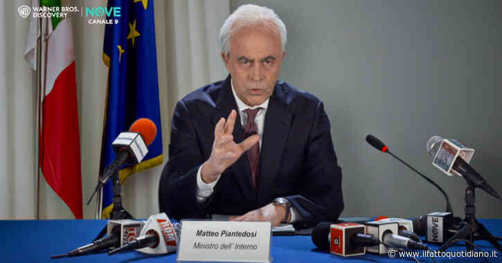 Crozza-Piantedosi ai migranti: “Non partite, vi veniamo a prendere noi. Quando? Tra uno o due anni…”